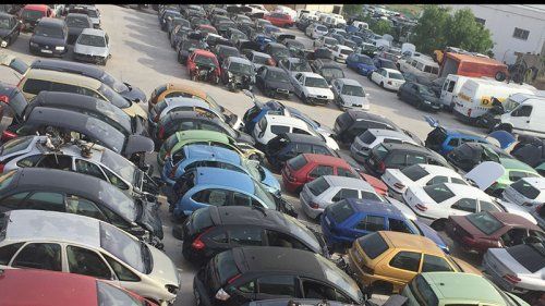 Si estás buscando piezas de desguace en Alcorcón, en Desguaces Carrobles te ofrecemos los mejores precios, asegurándote la calidad y durabilidad de cada componente.
Llevamos varias décadas a tu servicio, dedicándonos a garantizar soluciones integrales para toda clase de vehículos, desde clásicos y antiguos hasta eléctricos de última generación.
Somos un centro autorizado y especializado en la venta de recambios garantizados. Disponemos de piezas para cientos de modelos de coches. ¿Necesitas una pieza específica para un coche antiguo? Llámanos y lo gestionamos a través de nuestro eficiente buscador de piezas de desguace.
Buscador de piezas de desguace
Disponemos de una amplia gama de piezas impecables para carrocería, motores completos y revisados, cajas de cambios, alternadores, tubos de escape, sistemas ABS, sistemas de alumbrado, embragues, baterías y mucho más. Consulta nuestro extenso catálogo que abarca todas las marcas y modelos.
Todas las piezas que ofrecemos están descontaminadas y homologadas, garantizando que puedas circular con total seguridad y cumpliendo con todas las normativas vigentes.
Compra piezas de desguace para coches, motos y camiones en Madrid
En nuestro centro puedes encontrar piezas para vehículos clásicos, modernos y eléctricos. También disponemos de componentes para motos, ciclomotores y scooters, incluyendo marcas como Ducati, Gilera, Lambretta, Honda, Malaguti y muchas más.
Si gestionas una flota de camiones, camionetas o furgonetas, nosotros nos encargamos de buscar las piezas que necesitas. Contamos con cientos de referencias en piezas de segunda mano a precios altamente competitivos. Tanto si eres profesional como particular.
Con más de dos décadas de experiencia en la compra y venta de piezas de desguace en Alcorcón, somos tu aliado de confianza. Llámanos y dinos lo que necesitas. Estaremos encantados de echarte una mano y te garantizamos un servicio de calidad.

Servicio de desguace integral
Trabajamos en todo Madrid y parte de Toledo ofreciéndote nuestro servicio de desguace integral, en zonas como Alcobendas, Pozuelo, Somosaguas, Illescas o Boadilla del Monte. ¿A qué esperas para venir a Desguaces Carrobles?
 Contacta con nosotros