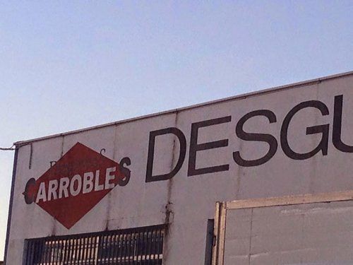 Es difícil encontrar un desguace que te ofrezca todas las garantías y cuente con repuestos para todas las piezas. Sin embargo, en Desguaces Carrobles disponemos de todo tipo de piezas de desguace en Boadilla del Monte.
Las piezas de desguace deben contar con el respaldo de una empresa que sea de confianza y muestre seriedad y profesionalidad a la hora de probar y verificar el correcto funcionamiento de todos los recambios.
Nosotros sólo vendemos lo que pondríamos en nuestros propios vehículos, así de sencillo. Si no supera este tipo de pruebas, nunca lo pondremos a la venta. Tu seguridad al volante no es opcional para nosotros.
Búsqueda de piezas de desguace
Si buscas un recambio a medida para tu vehículo, ya sea coche, moto o camión, te damos diferentes opciones para que realices tu búsqueda.

Utiliza nuestro buscador de piezas haciendo clic aquí.
Envíanos un correo electrónico: debes indicarnos nombre, teléfono y horario, además del tipo de repuesto, la marca y el modelo del vehículo.
Ven a nuestro desguace en Ocaña: disponemos de un amplio stock para que selecciones tus repuestos con nuestro asesoramiento.
Llámanos por teléfono al 925 120 424: te preguntamos todos los datos que necesitamos para encontrar la mejor pieza de desguace.
Envíanos un WhatsApp al 637 479 581, indicándonos marca y modelo del vehículo y el tipo de pieza que estás buscando.

Si quieres garantizar el óptimo mantenimiento del coche en la reparación, confía en talleres garantizados. Si tienes la pieza a reponer y optas por visitar las instalaciones de nuestro desguace en Ocaña, recuerda traérnosla. Será mucho más fácil de evaluar por nuestros técnicos especialistas.

Servicio de desguace integral
Somos el desguace de referencia para conductores y talleres que buscan piezas de desguace en Boadilla del Monte, Ciempozuelos, Yuncos, Pinto, Somosaguas, Alcorcón y otras zonas del sur de Madrid y Toledo. ¿Quieres más información?
 Contacta con nosotros